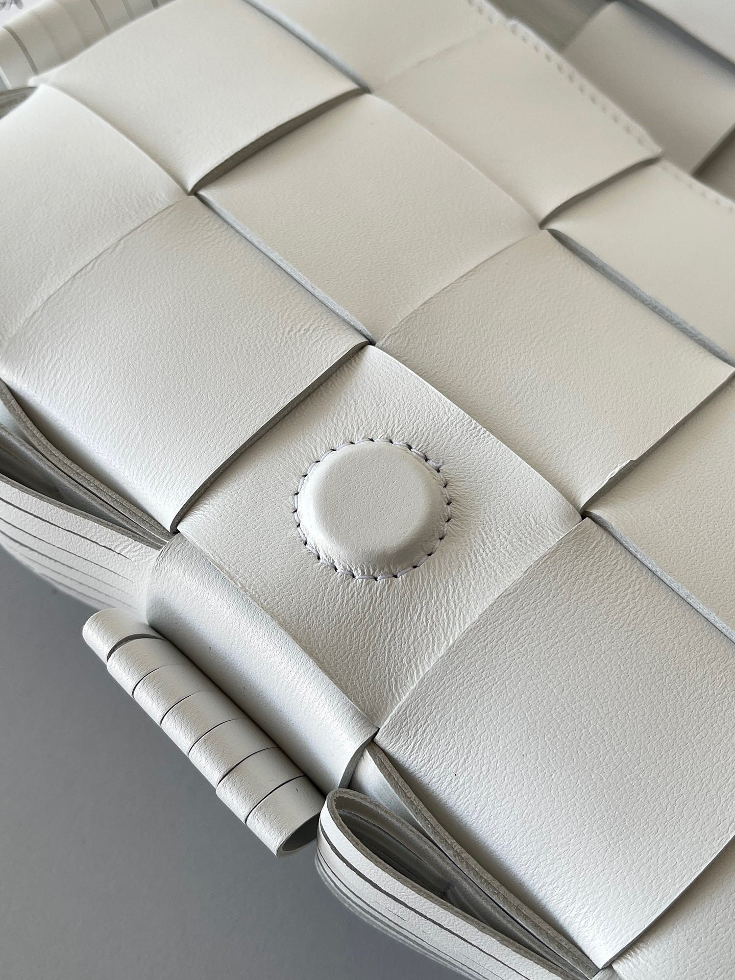 Bottega Veneta Cassette Fringed Bag In White Lambskin