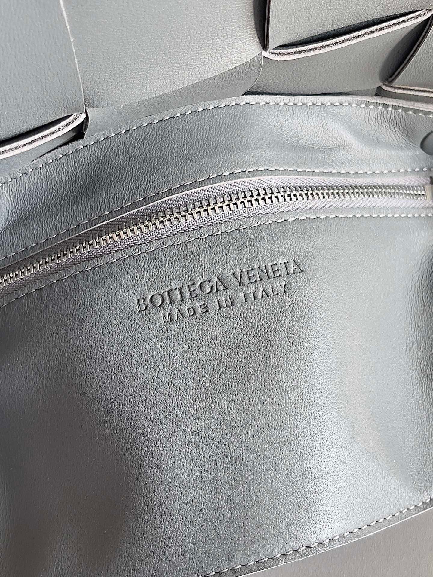 Bottega Veneta Cassett Bag In Thunder Intreccio Lambskin