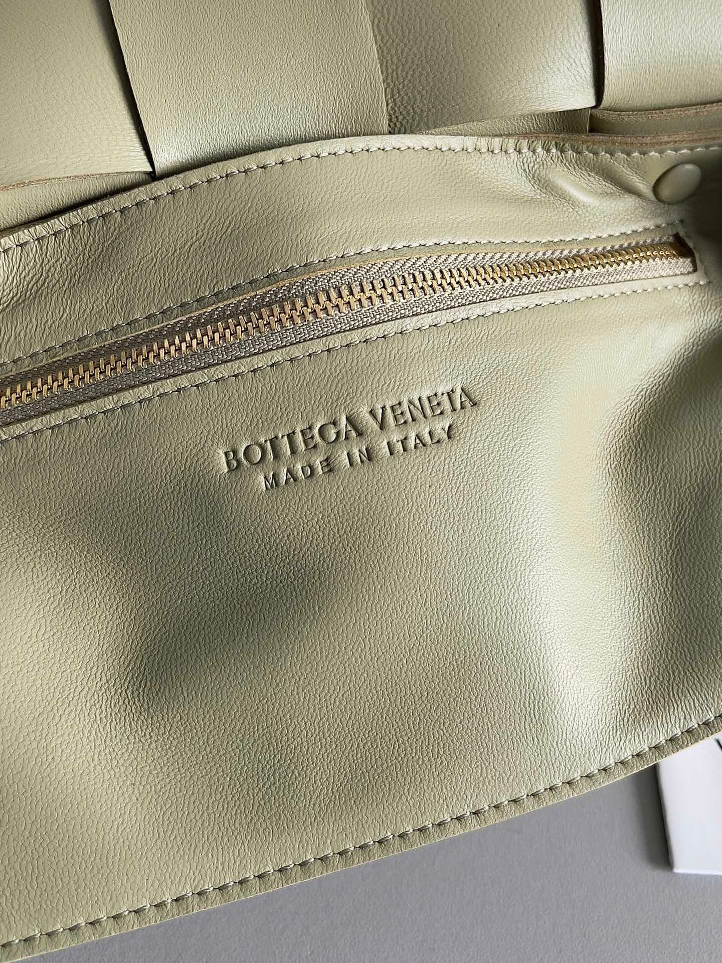 Bottega Veneta Cassett Bag In Travertine Intreccio Lambskin