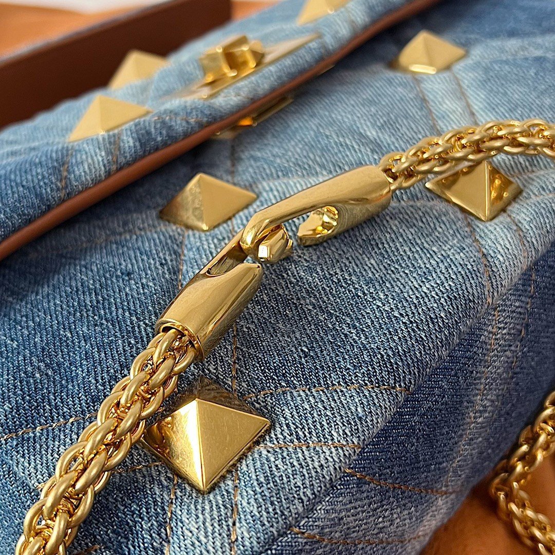 Valentino Roman Stud Medium Chain Bag In Denim