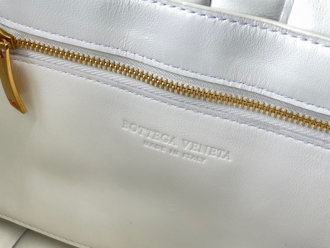 Bottega Veneta Chain Cassette Bag In White Intrecciato Lambskin