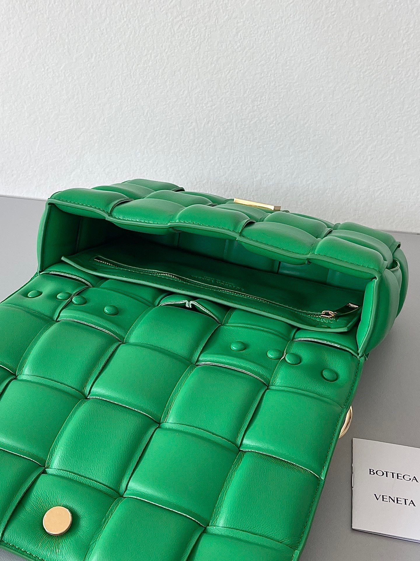 Bottega Veneta Chain Cassette Bag In Parakeet Intrecciato Lambskin