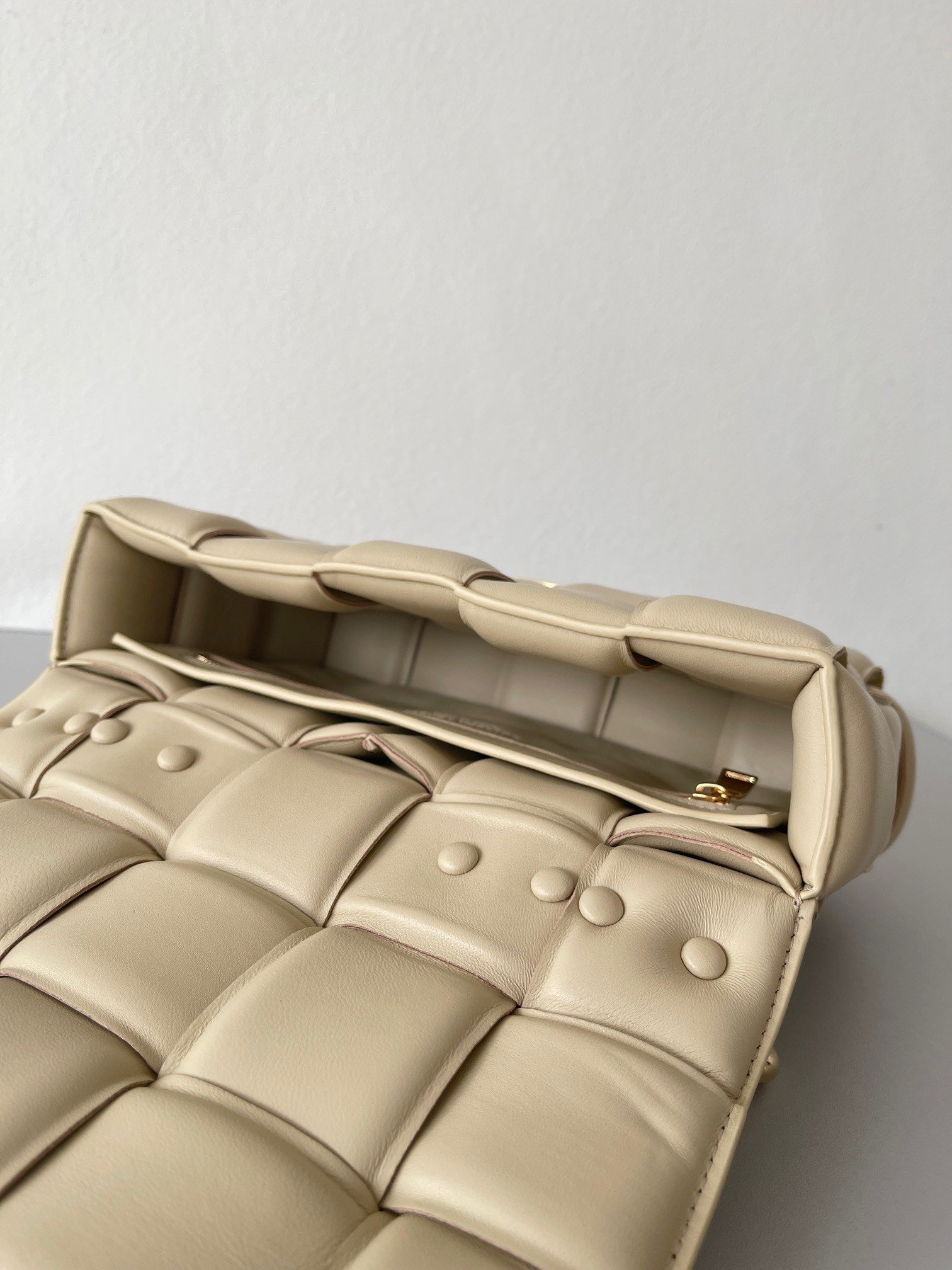 Bottega Veneta Chain Cassette Bag In Porridge Intrecciato Lambskin