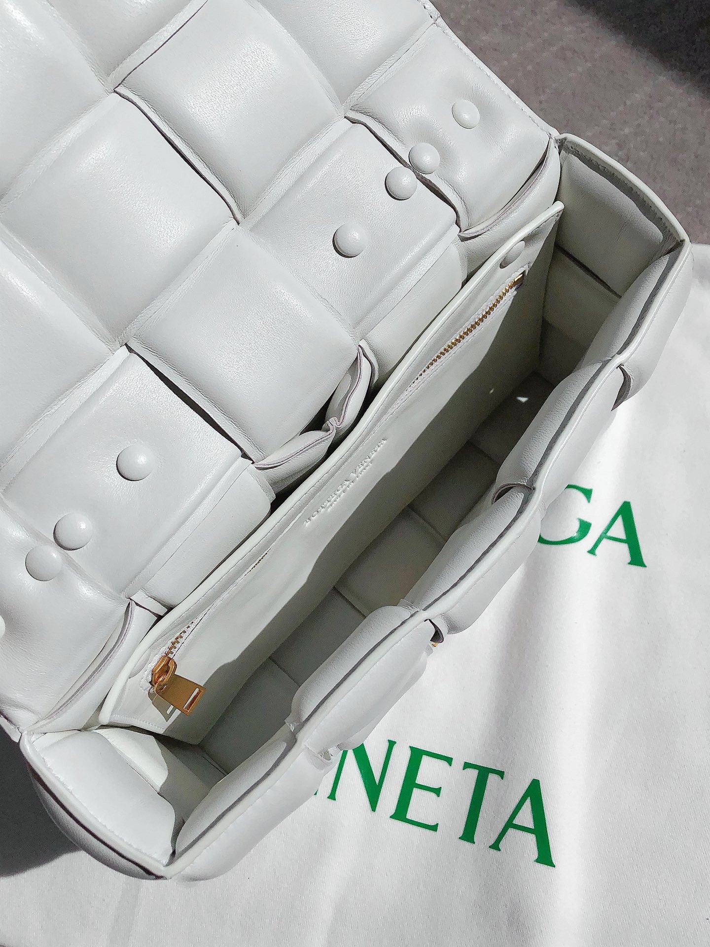 Bottega Veneta Chain Cassette Bag In White Intrecciato Lambskin