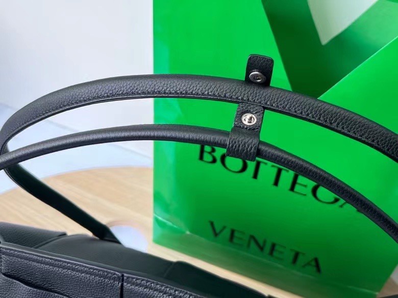 Bottega Veneta Arco Medium Bag In Black Grained Leather