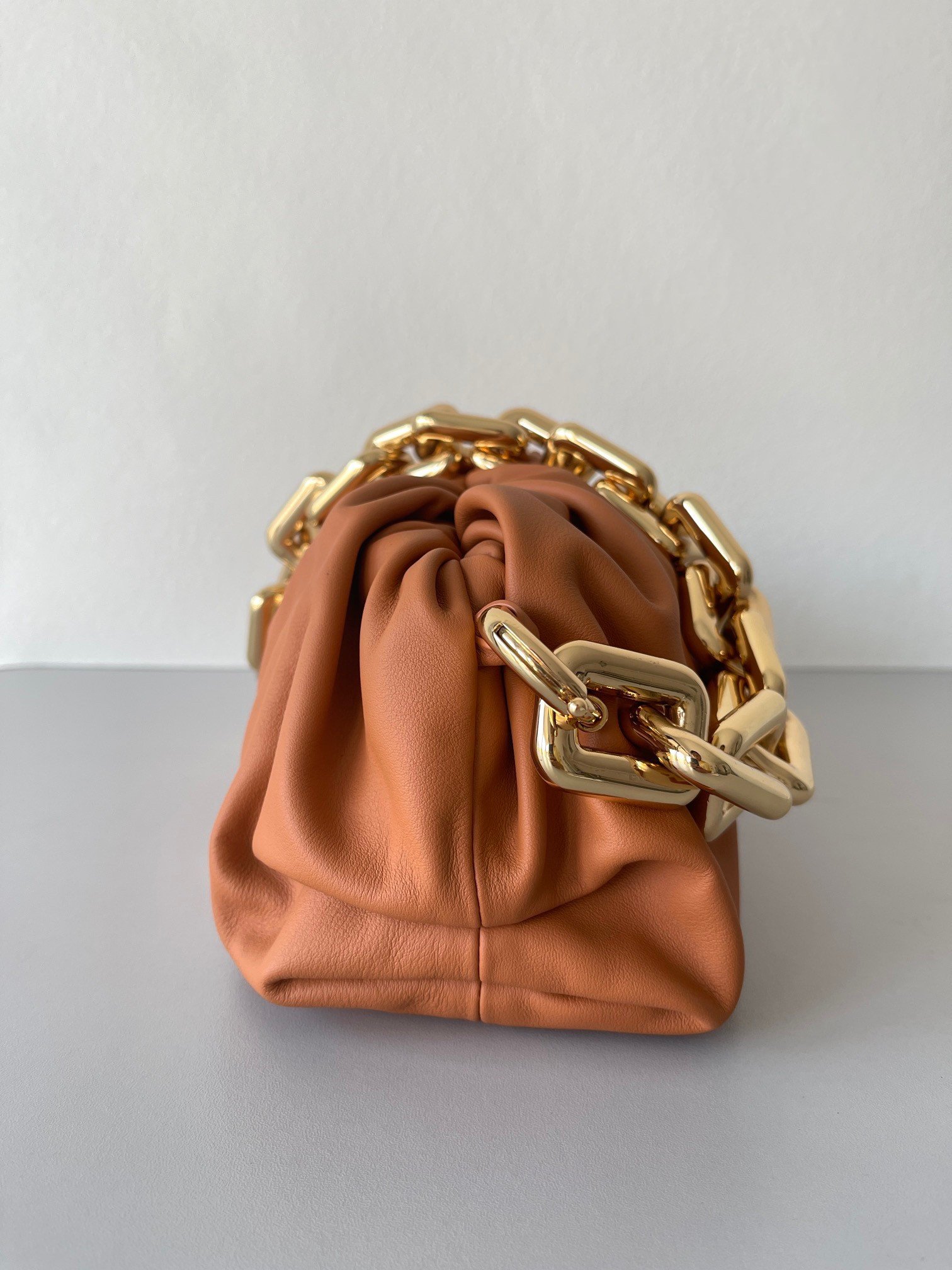 Bottega Veneta The Chain Pouch Bag In Clay Calfskin