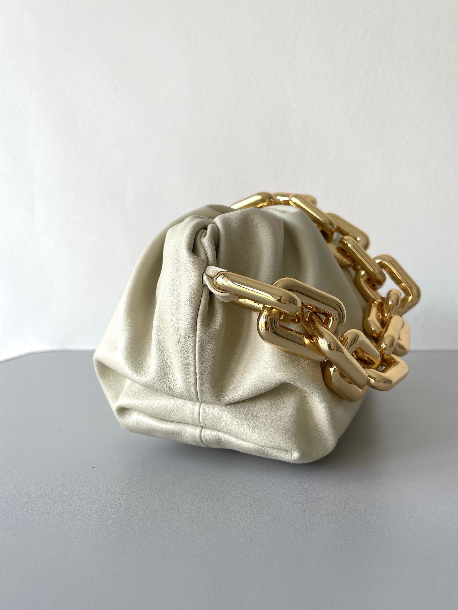 Bottega Veneta The Chain Pouch Bag In Plaster Calfskin