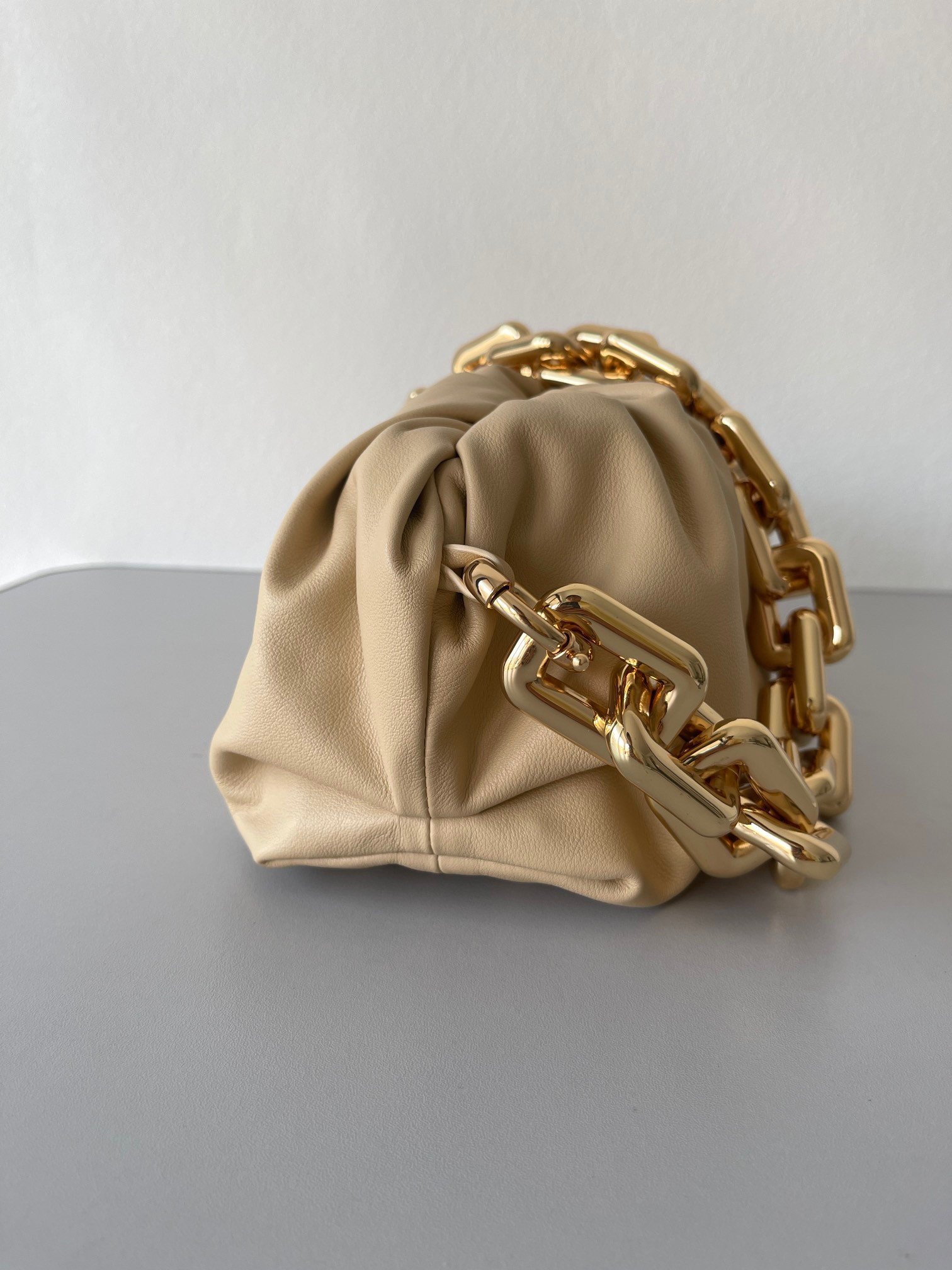 Bottega Veneta The Chain Pouch Bag In Porridge Calfskin