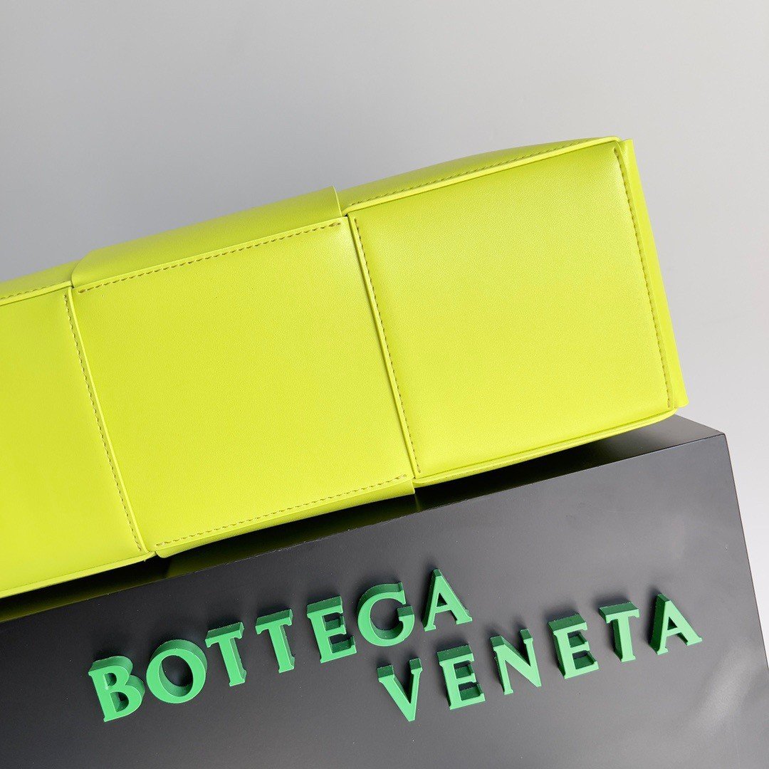 Bottega Veneta Large Arco Tote Bag In Kiwi Intrecciato Calfskin