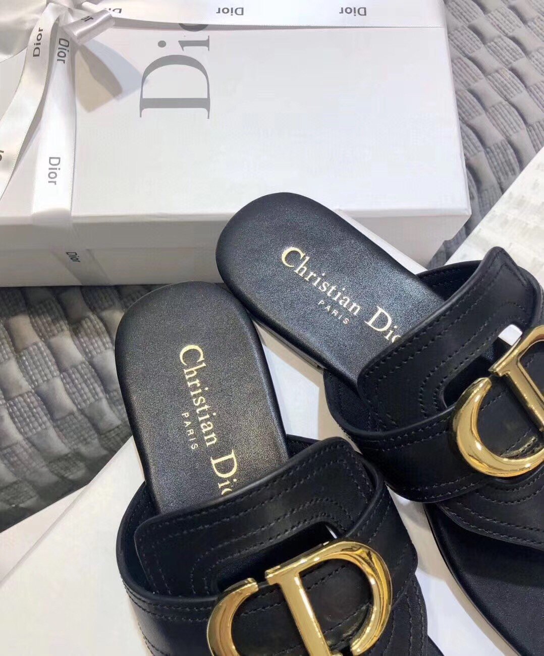 Dior 30 Montaigne Thong Flats In Black Calfskin