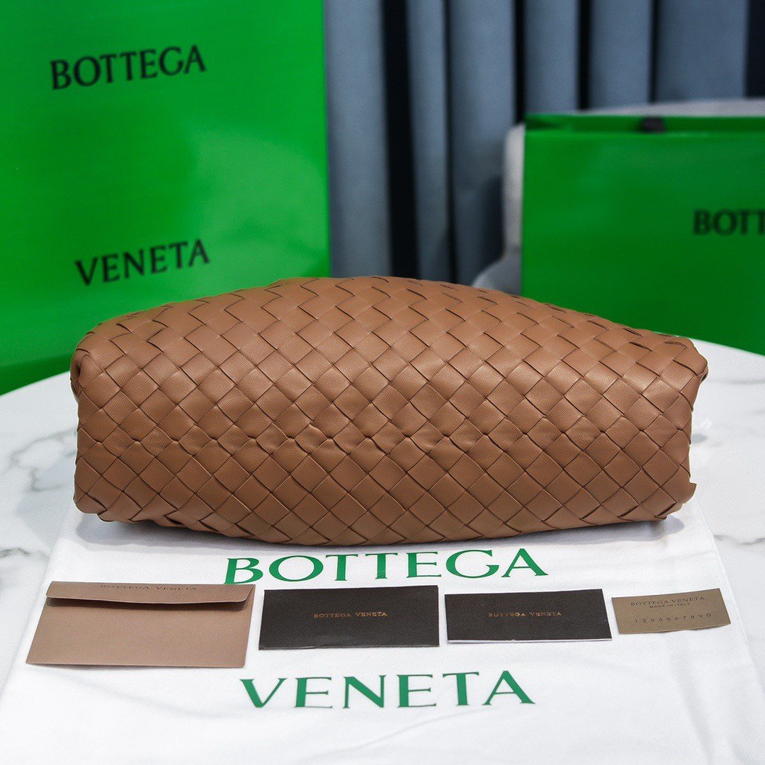 Bottega Veneta Large Pouch Clutch Bag In Caramel Intrecciato Lambskin