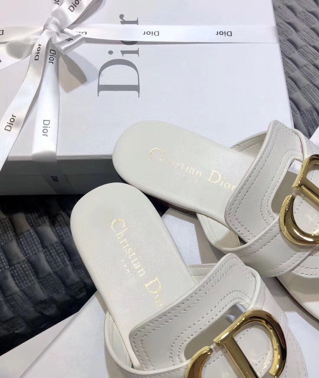 Dior 30 Montaigne Thong Flats In White Calfskin