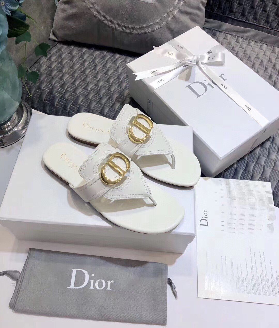 Dior 30 Montaigne Thong Flats In White Calfskin