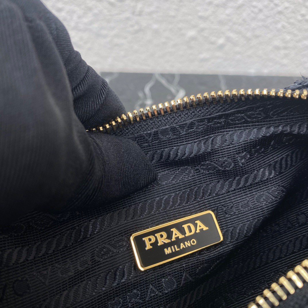 Prada Re-Edition 2005 Shoulder Bag In Black Raffia