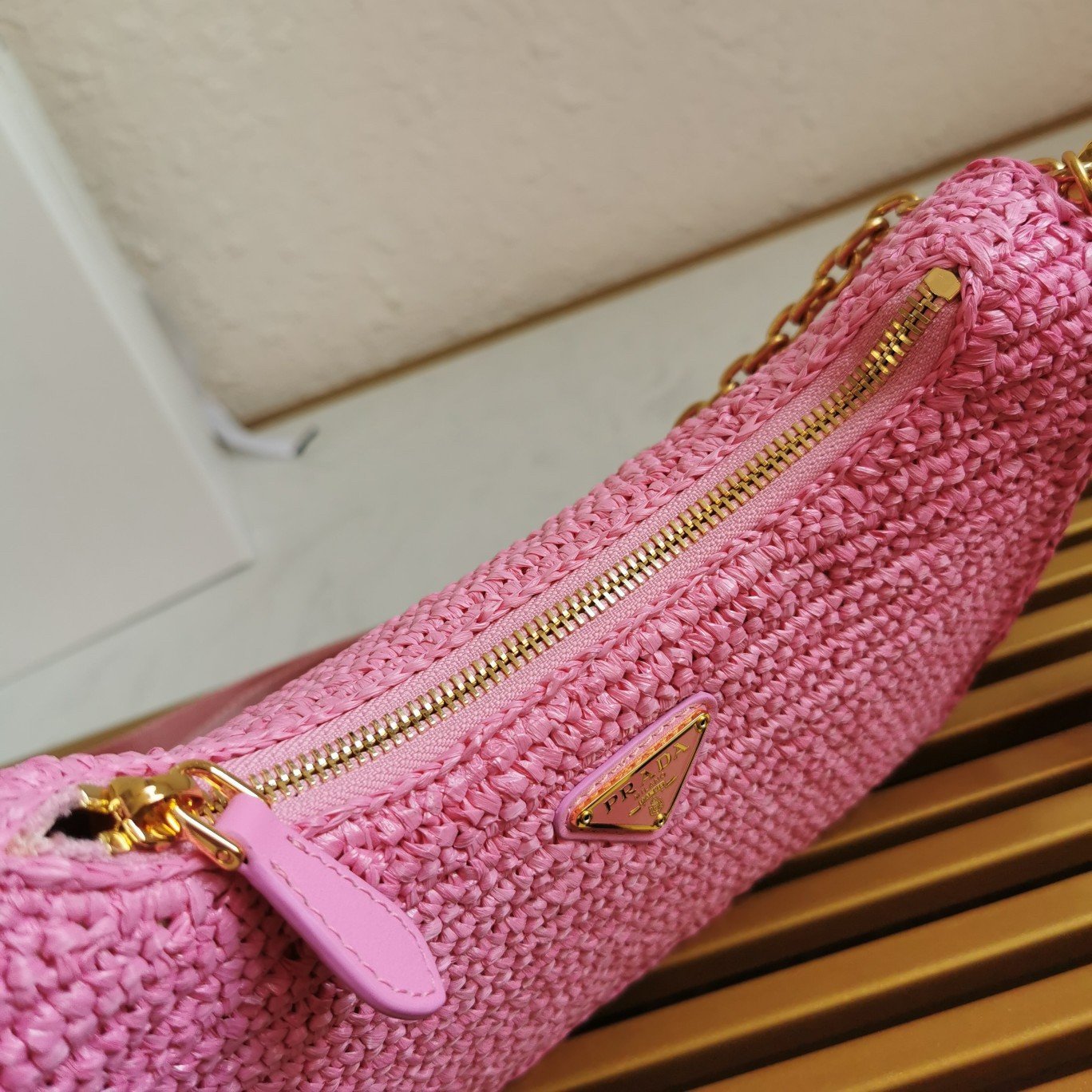 Prada Re-Edition 2005 Shoulder Bag In Pink Raffia