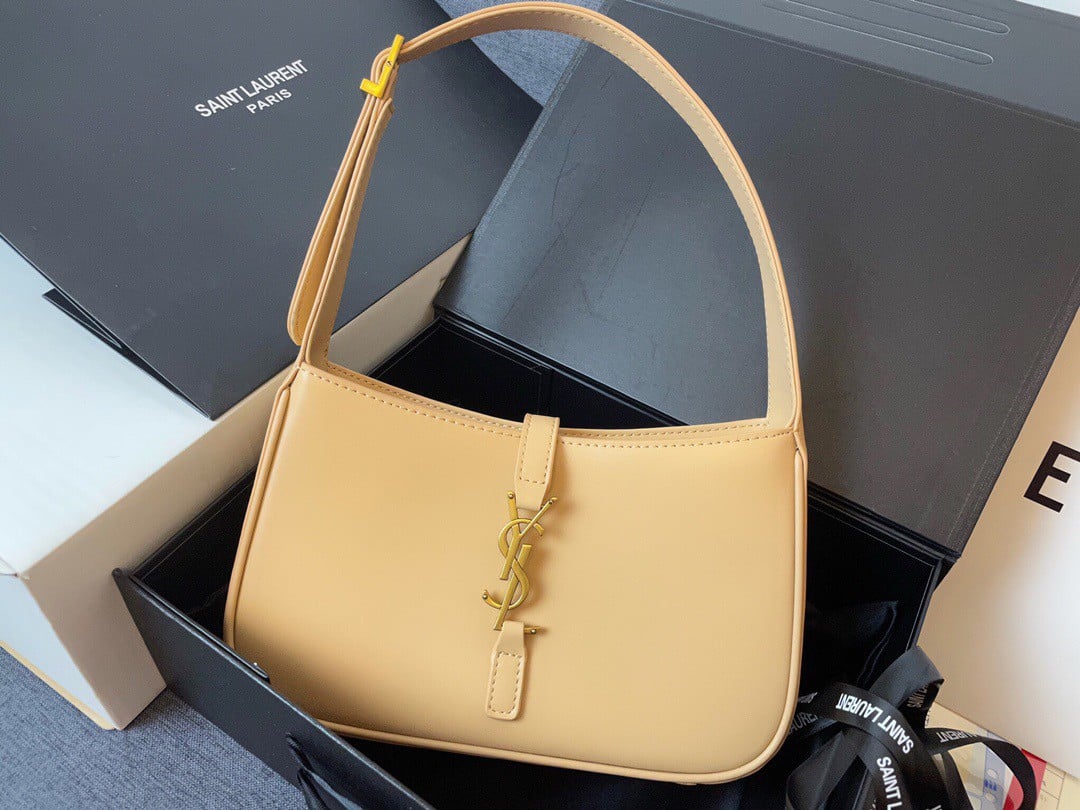 Saint Laurent Le 5 À 7 Hobo Bag in Naturel Smooth Leather