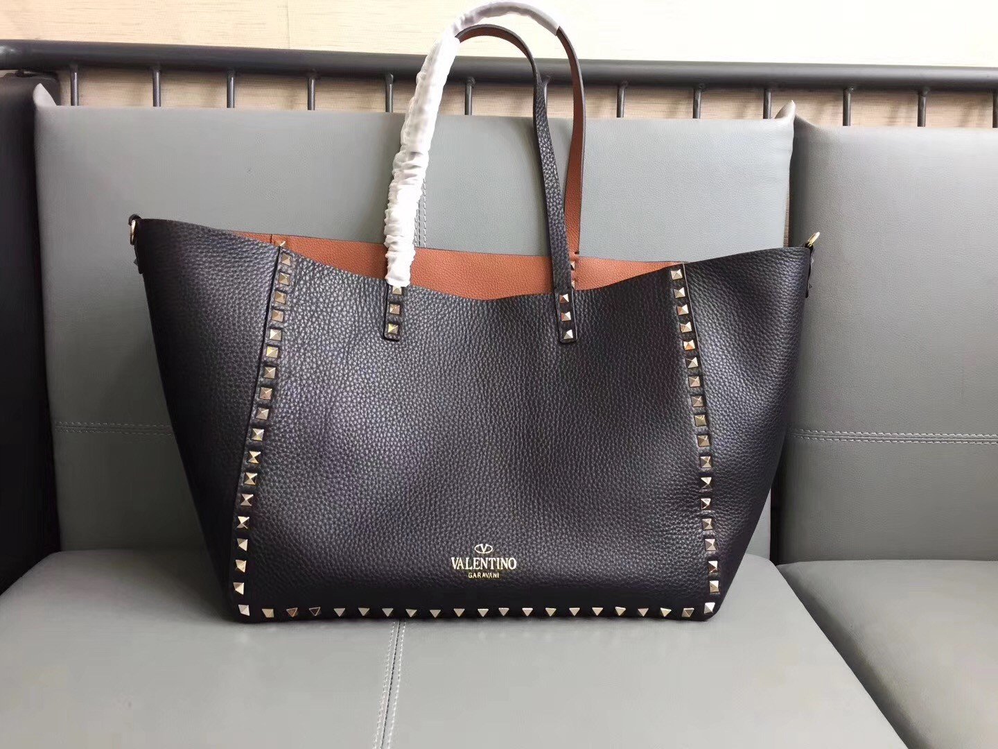 Valentino Rockstud Medium Reversible Tote Bag Noir