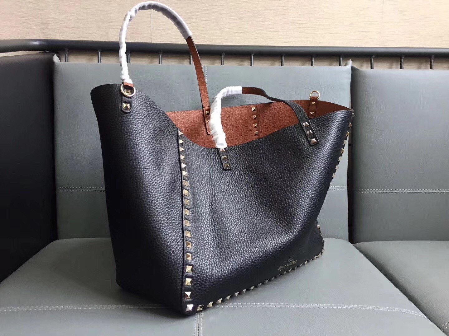 Valentino Rockstud Medium Reversible Tote Bag Noir