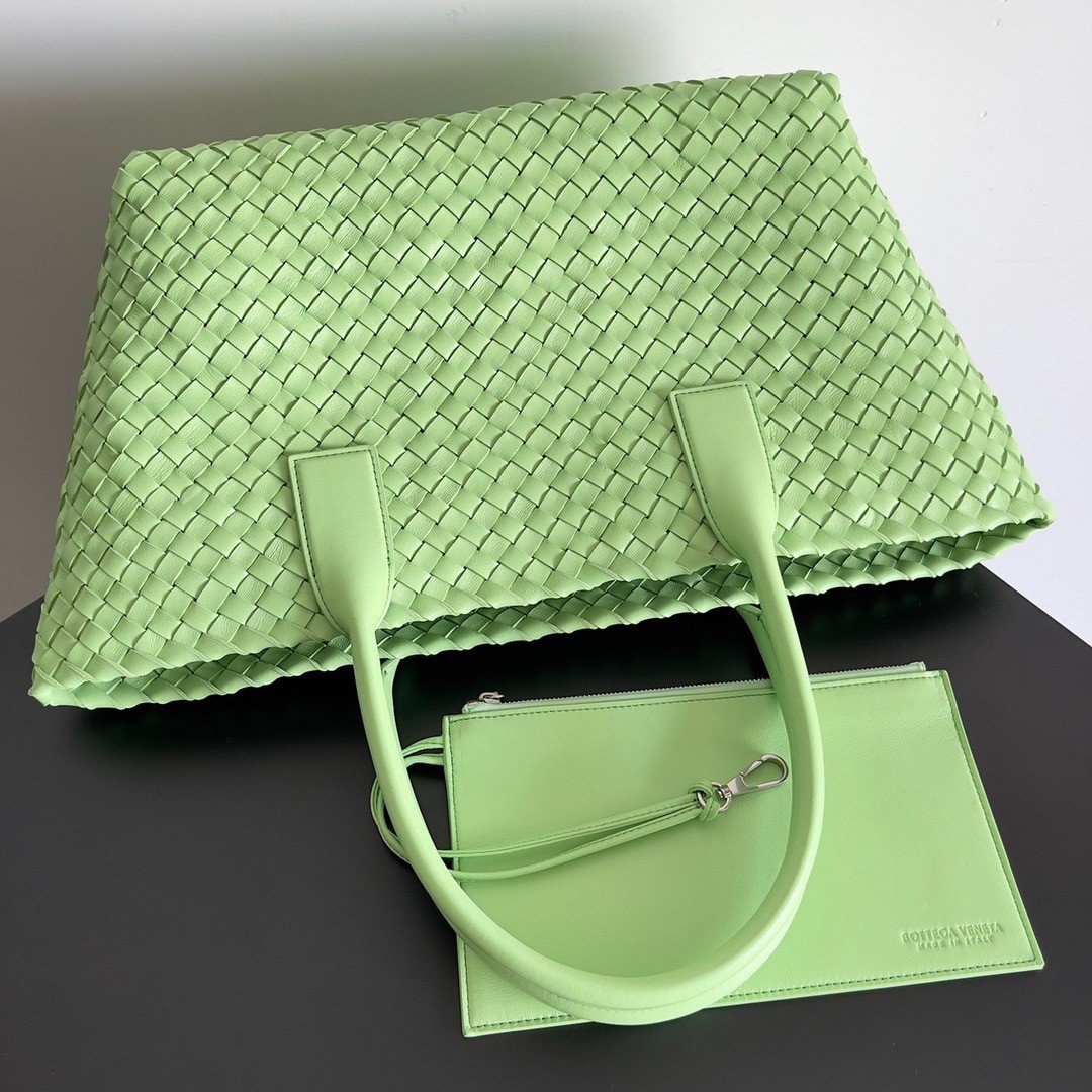 Bottega Veneta Cabat Medium Bag In Pistachio Intrecciato Lambskin