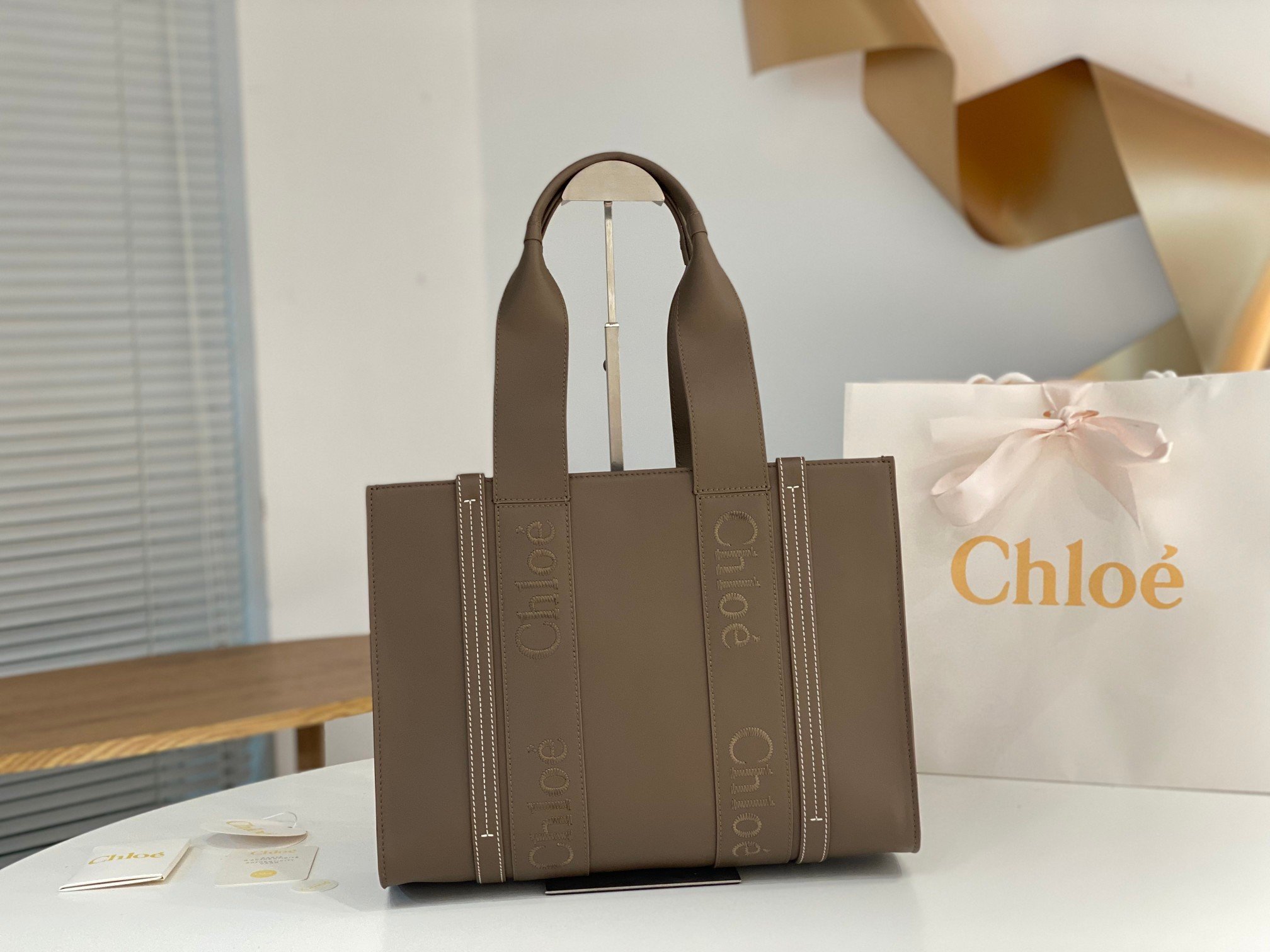 Chloe Woody Medium Tote Bag In Army Green Calfskin