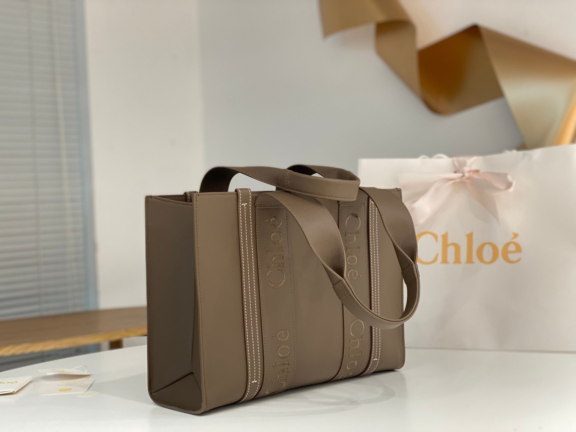 Chloe Woody Medium Tote Bag In Army Green Calfskin