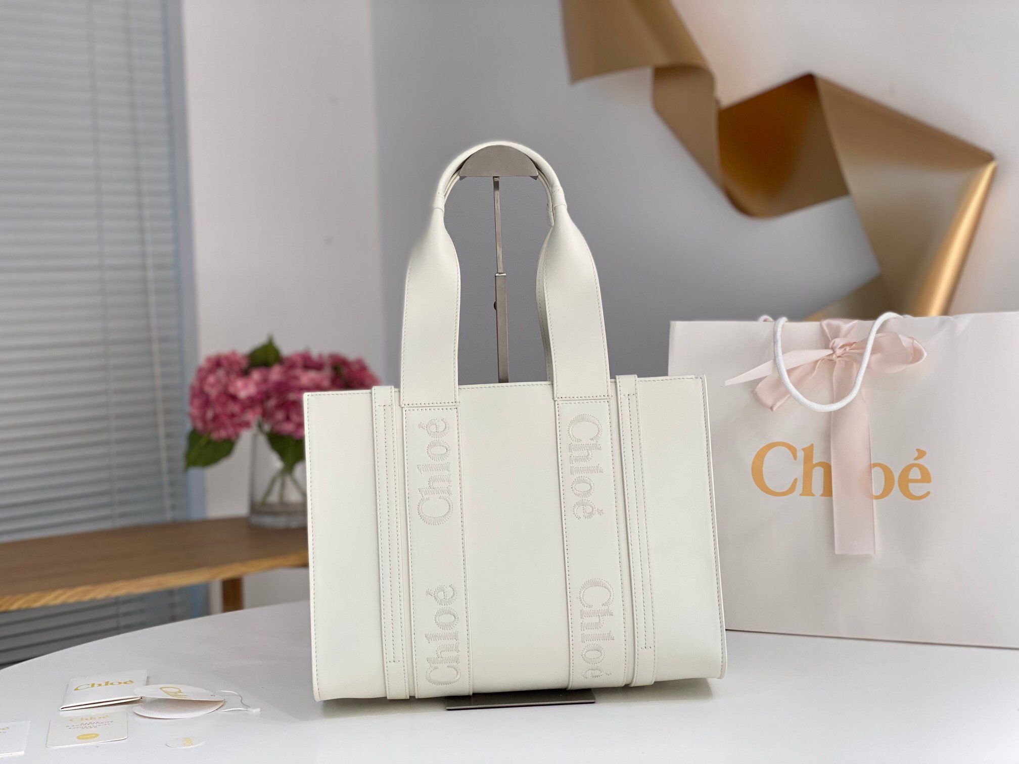 Chloe Woody Medium Tote Bag In White Calfskin