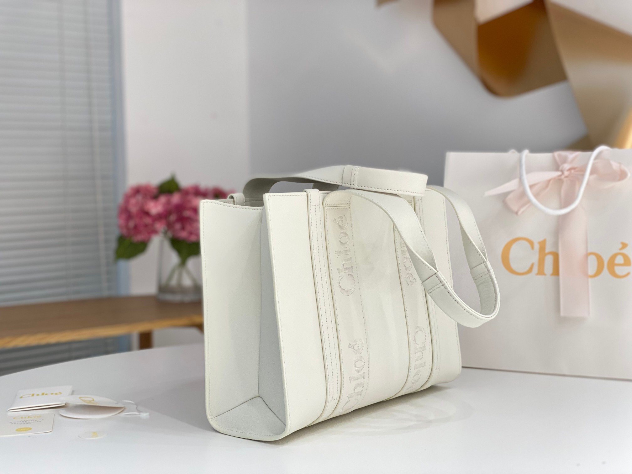 Chloe Woody Medium Tote Bag In White Calfskin