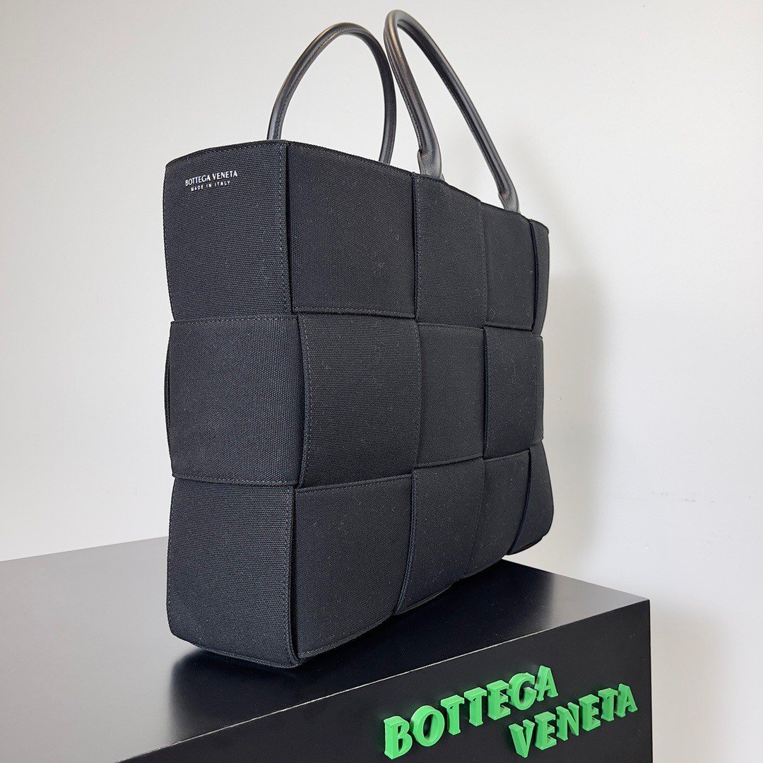 Bottega Veneta Large Arco Tote Bag In Black Intrecciato Canvas