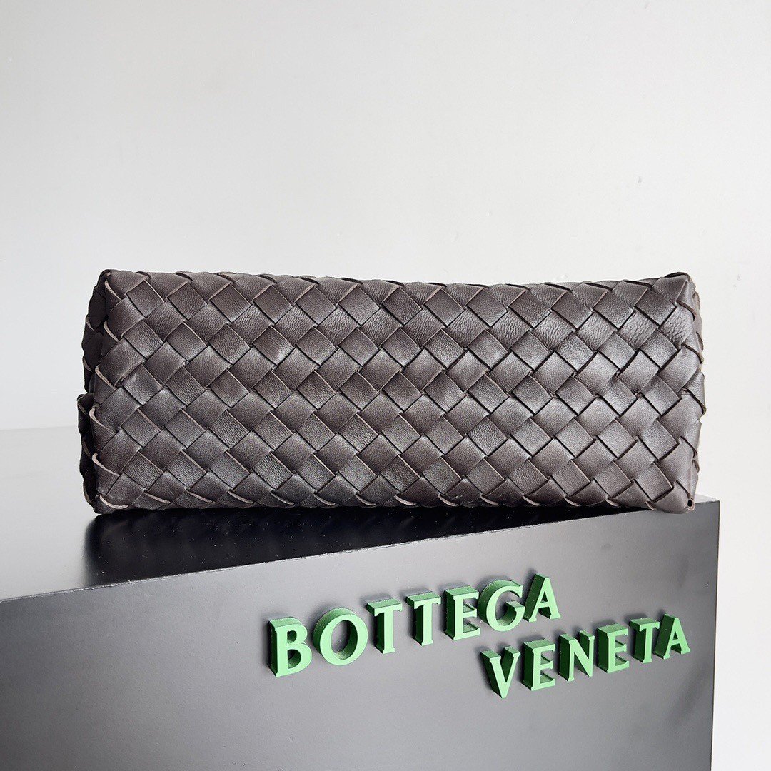 Bottega Veneta Medium Andiamo Bag In Fondant Intrecciato Lambskin