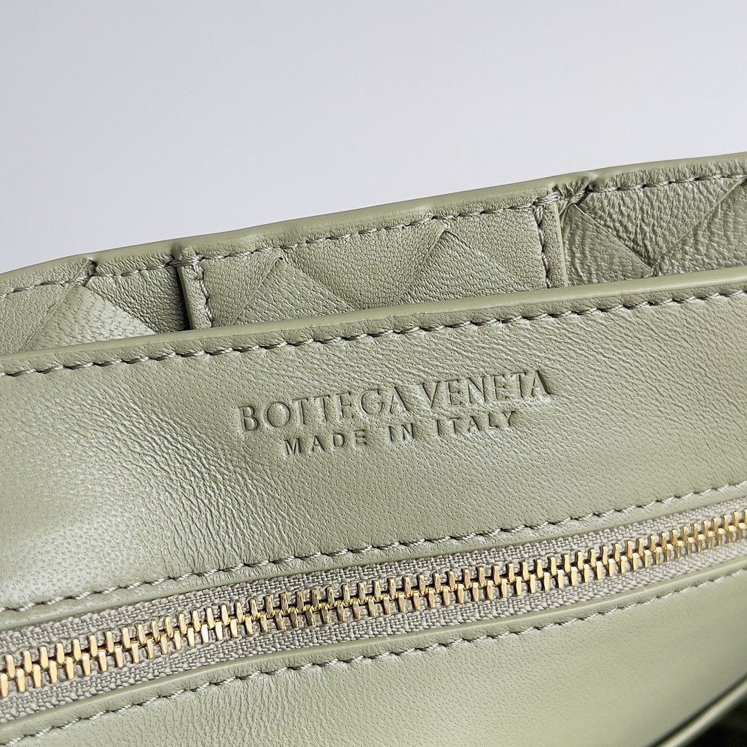 Bottega Veneta Medium Andiamo Bag In Travertine Intrecciato Lambskin