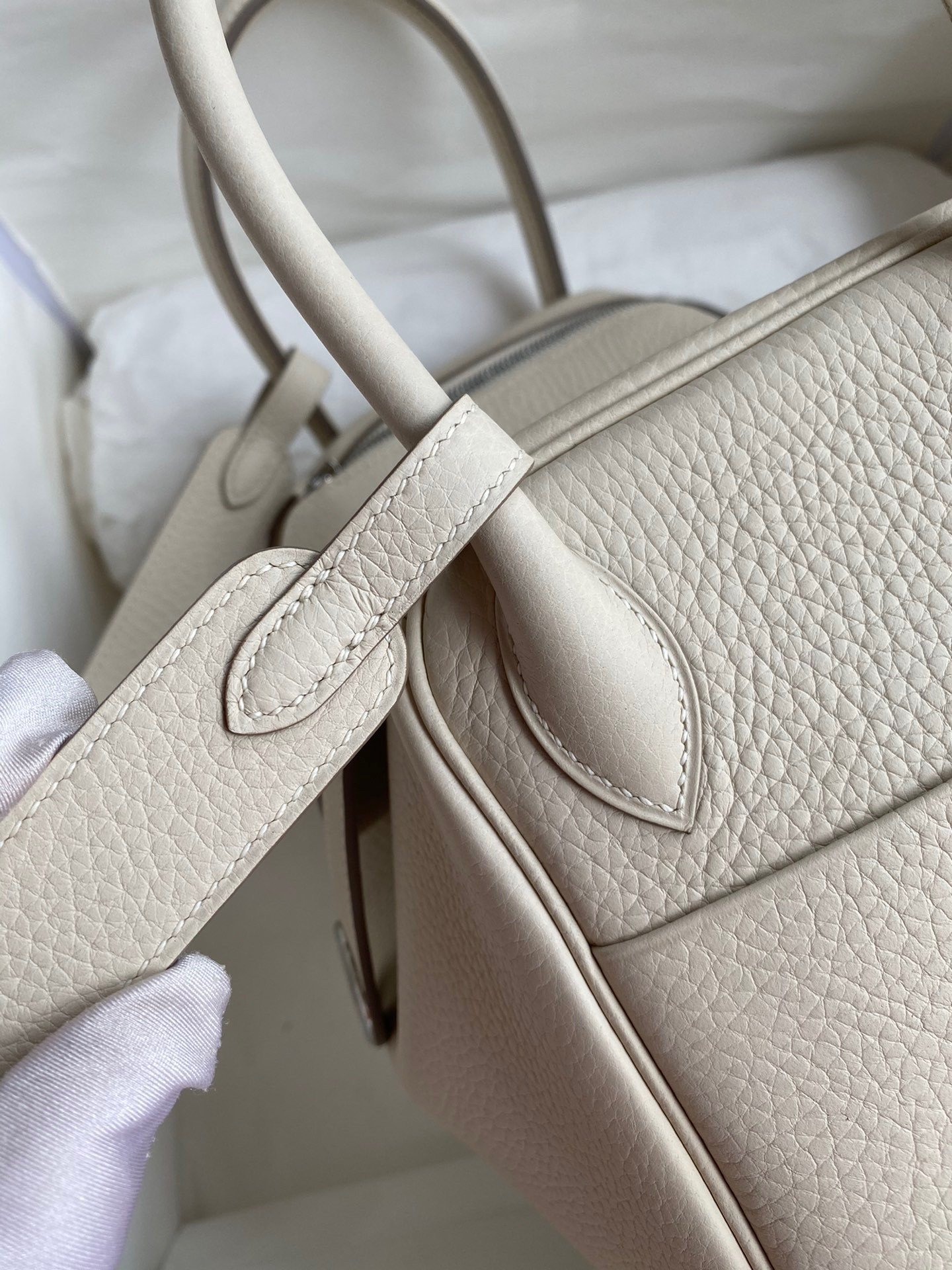 Hermes Lindy 26 Handmade Bag In Craie Clemence Leather