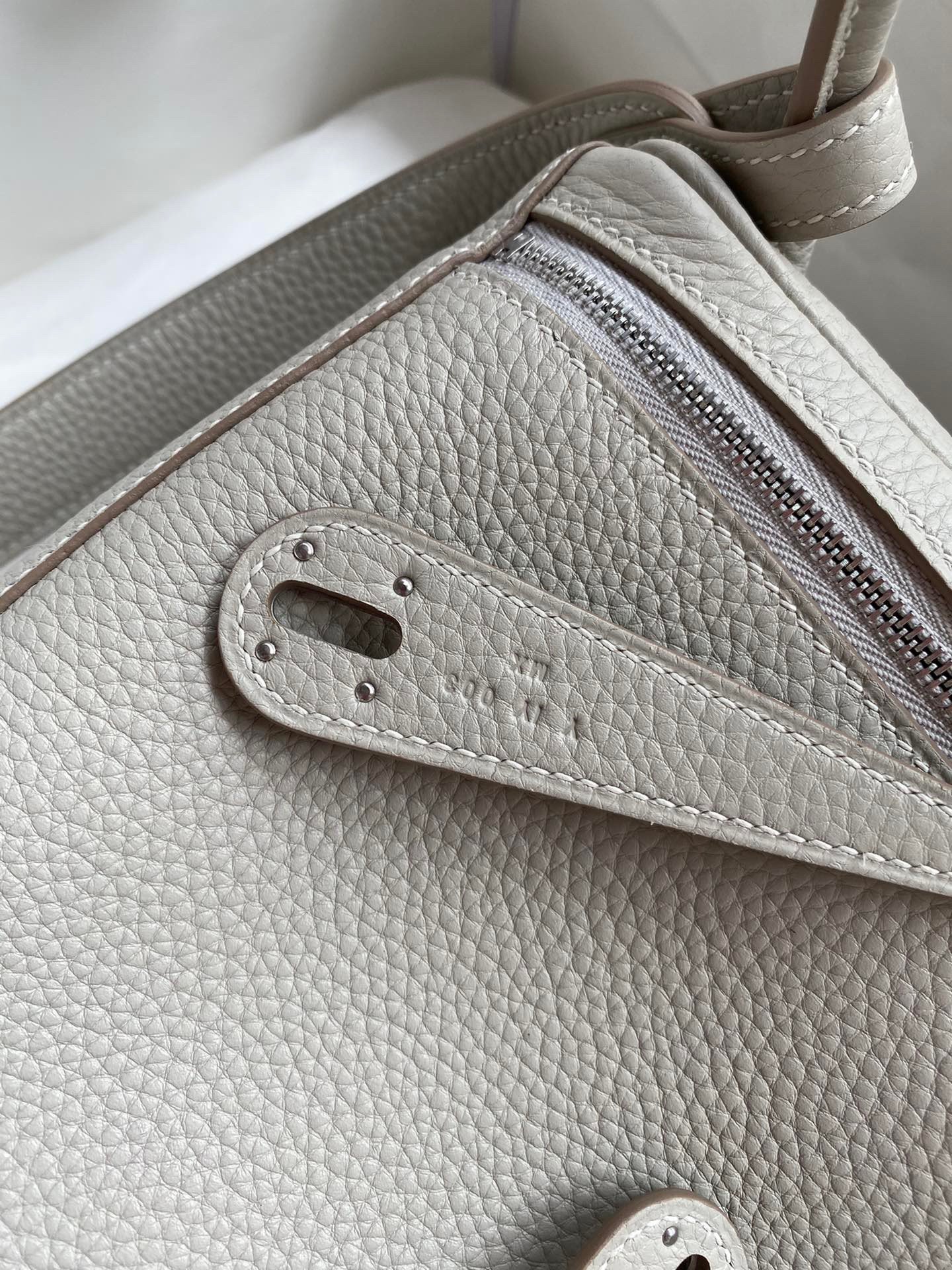 Hermes Lindy 26 Handmade Bag In Pearl Grey Clemence Leather