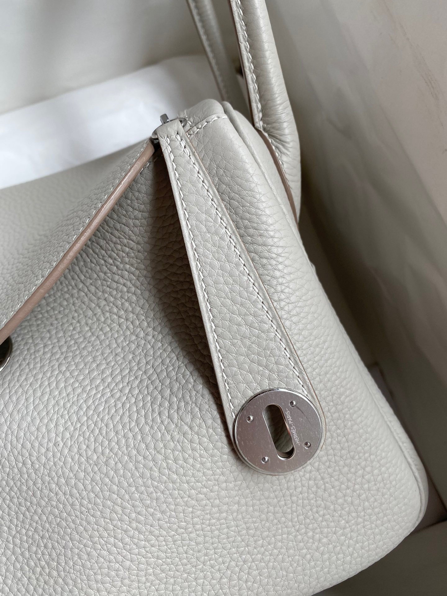 Hermes Lindy 26 Handmade Bag In Pearl Grey Clemence Leather