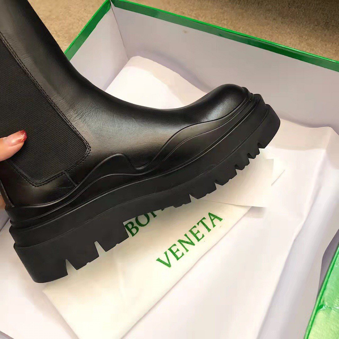 Bottega Veneta BV Tire Chelsea Boots In Black Calfskin