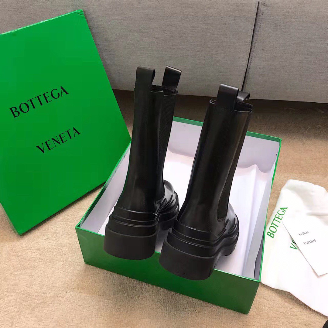 Bottega Veneta BV Tire Chelsea Boots In Black Calfskin