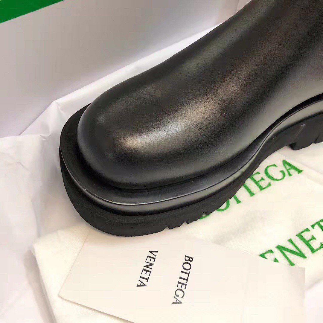 Bottega Veneta BV Lug Chelsea Boots In Black Calfskin