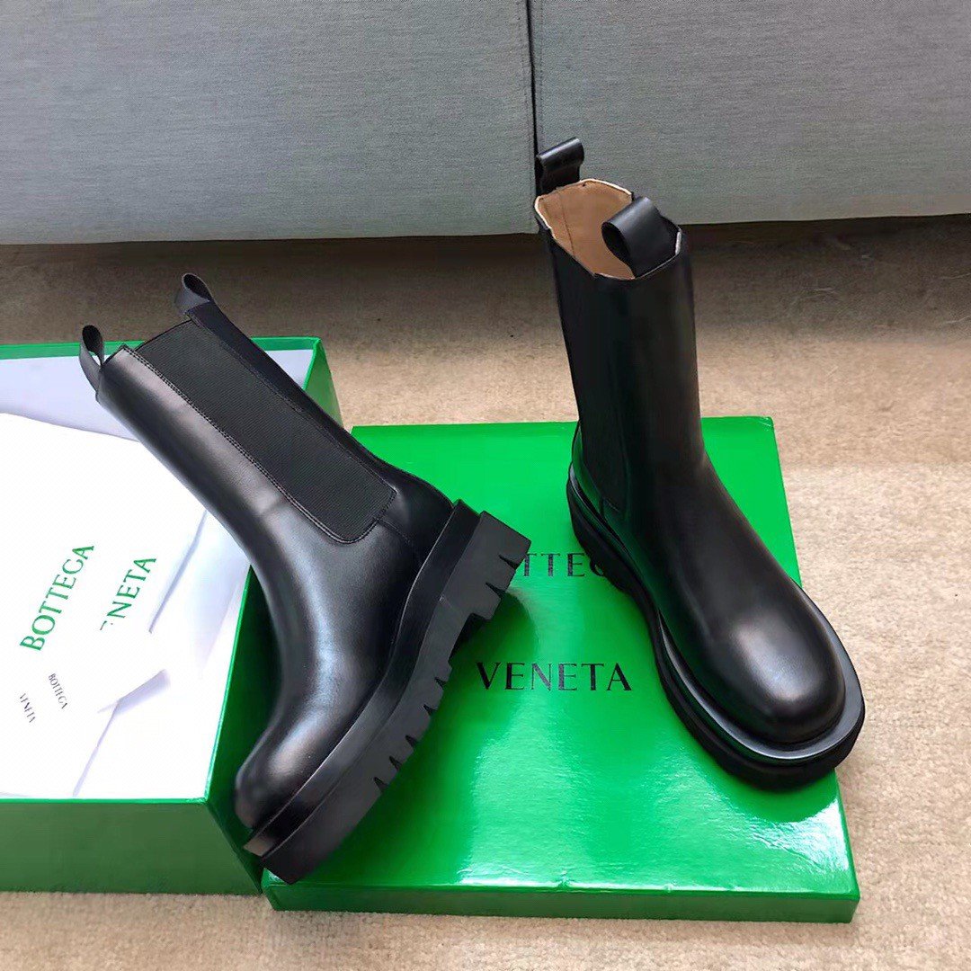 Bottega Veneta BV Lug Chelsea Boots In Black Calfskin