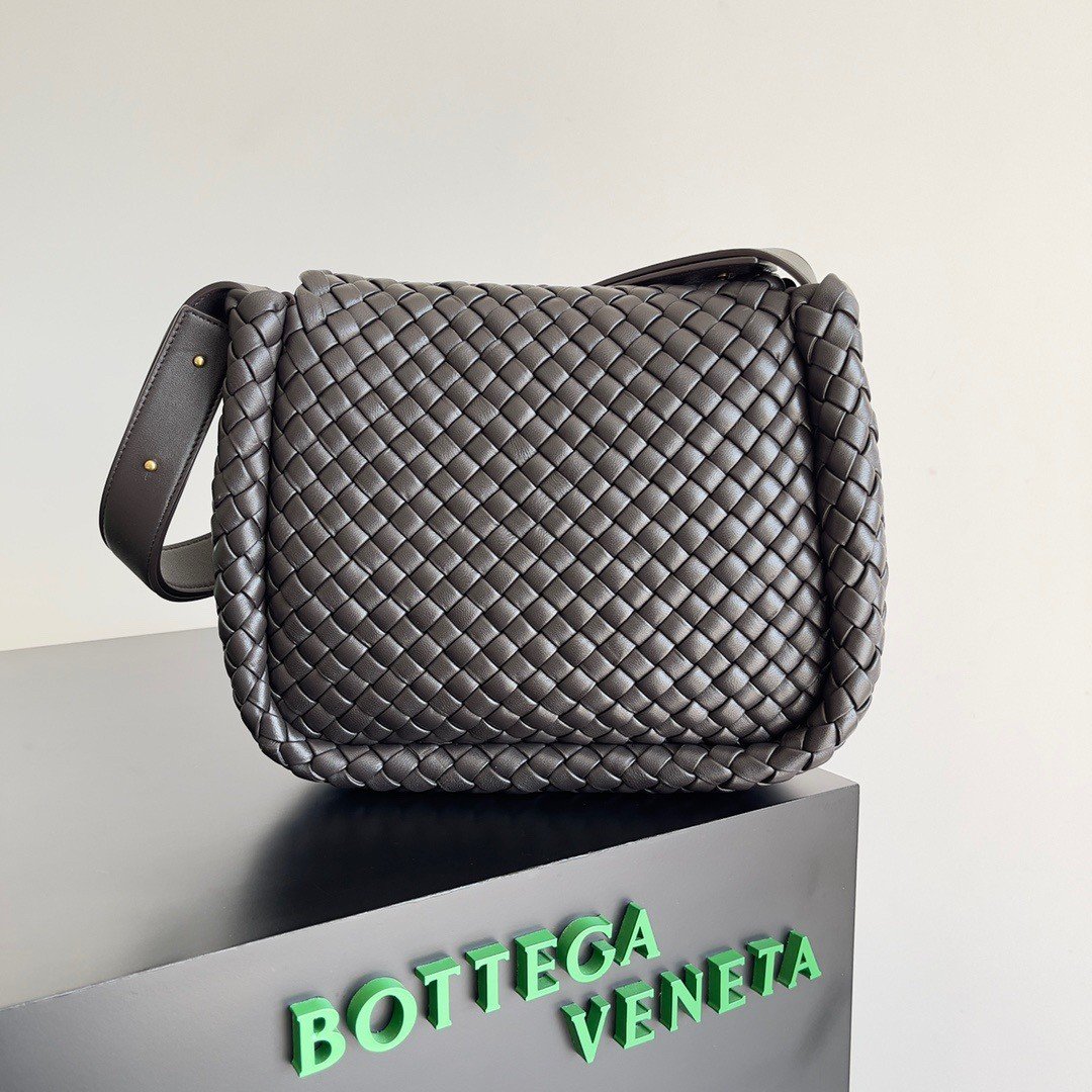 Bottega Veneta Cobble Small Bag in Fondant Intrecciato Leather