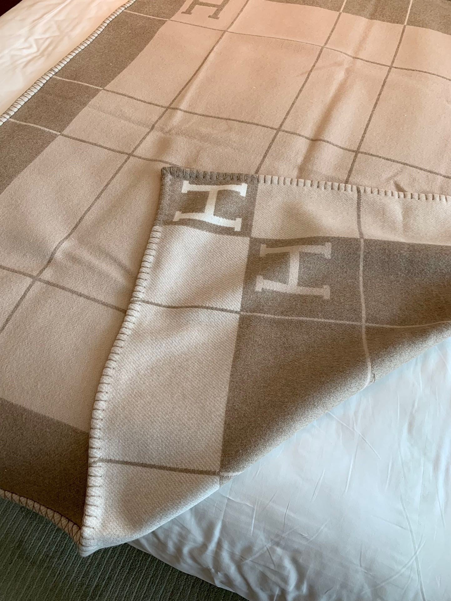 Hermes Avalon III Throw Blanket in Beige Wool and Cashmere