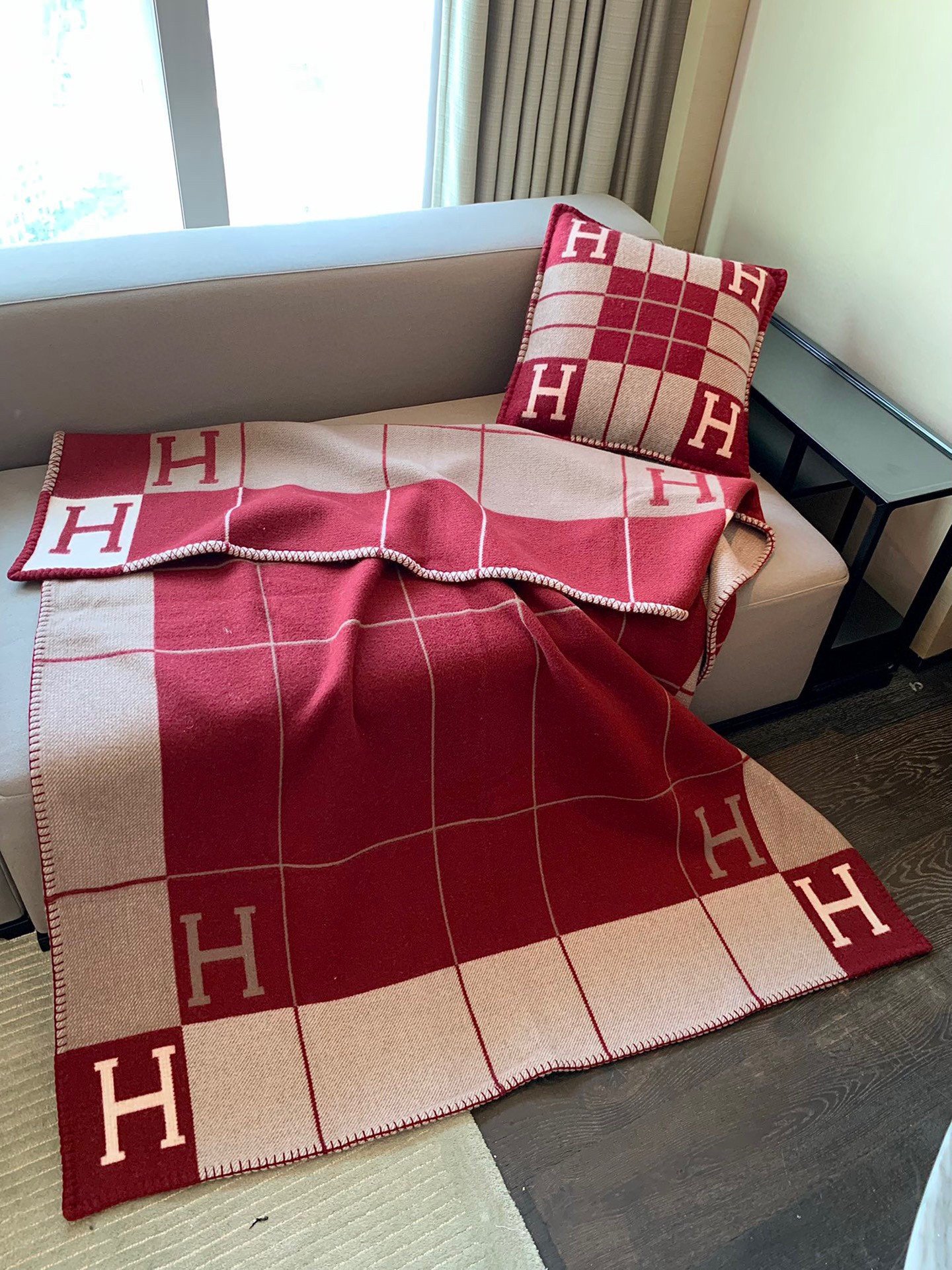 Hermes Avalon III Throw Blanket in Red Wool and Cashmere