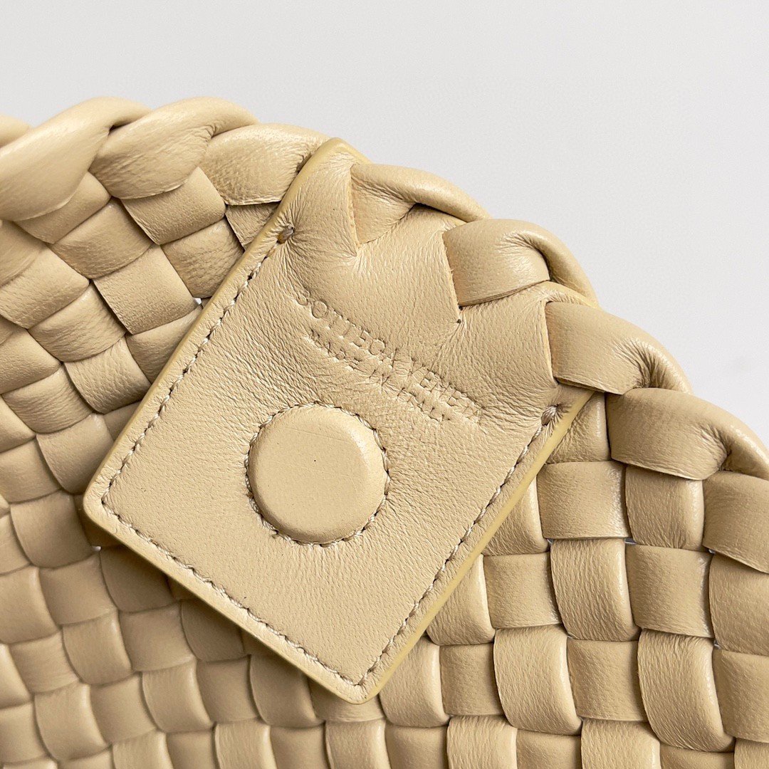 Bottega Veneta Clicker Small Bag in Porridge Intrecciato Lambskin