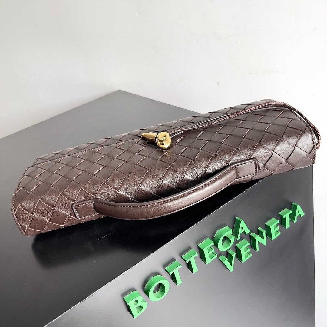 Bottega Veneta Andiamo Clutch with Handle in Fondant Intrecciato Lambskin