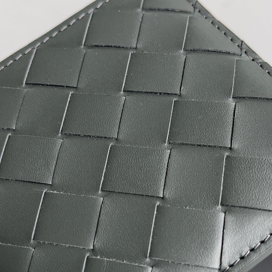 Bottega Veneta Bi-fold Wallet in Dark Green Intrecciato Calfskin