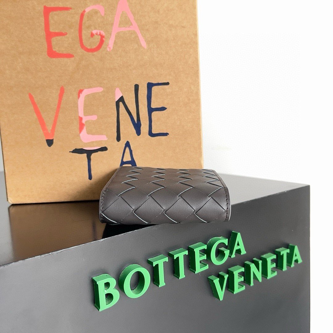 Bottega Veneta Bi-fold Wallet in Fondant Intrecciato Calfskin