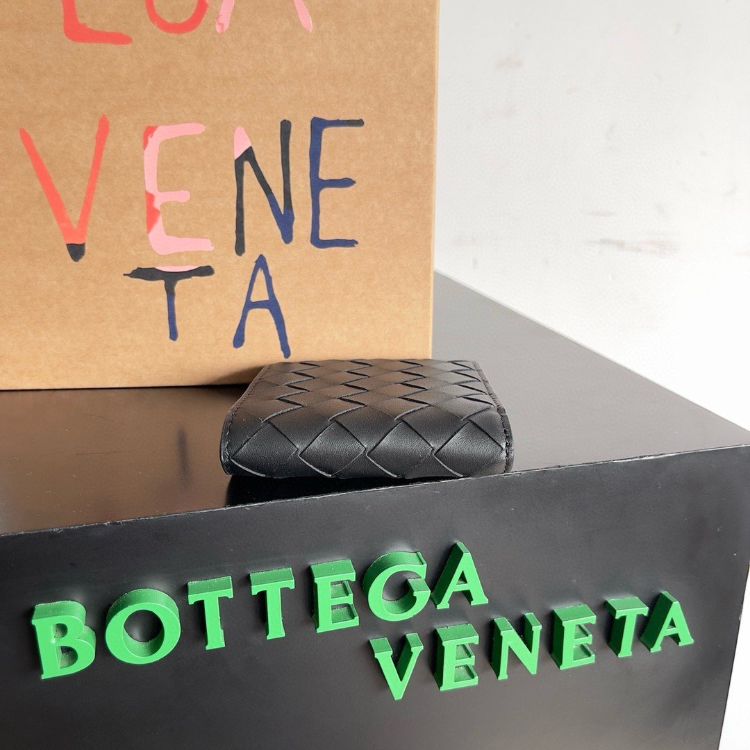 Bottega Veneta Bi-fold Wallet in Black Intrecciato Calfskin