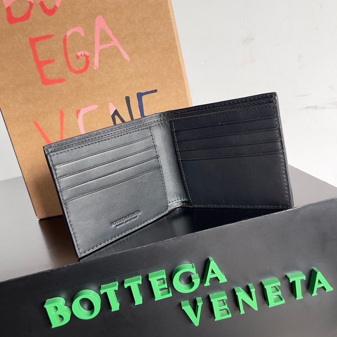 Bottega Veneta Bi-fold Wallet in Black Intrecciato Calfskin