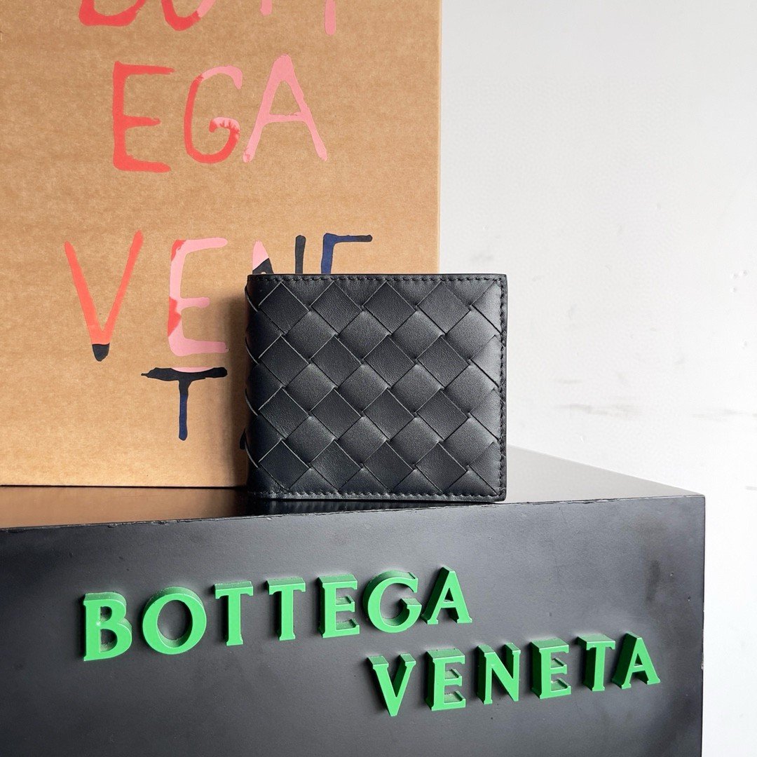 Bottega Veneta Bi-fold Wallet in Black Intrecciato Calfskin