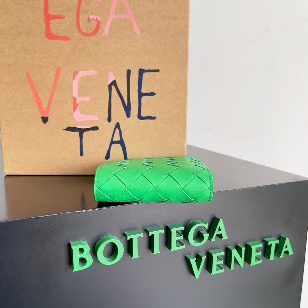 Bottega Veneta Bi-fold Wallet in Parakeet Intrecciato Calfskin