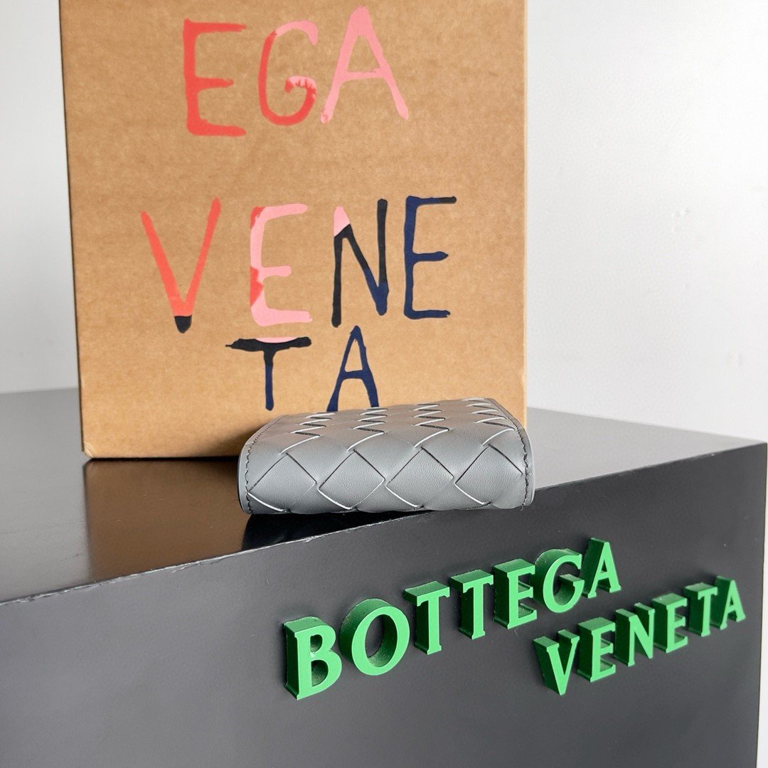 Bottega Veneta Bi-fold Wallet in Thunder Intrecciato Calfskin