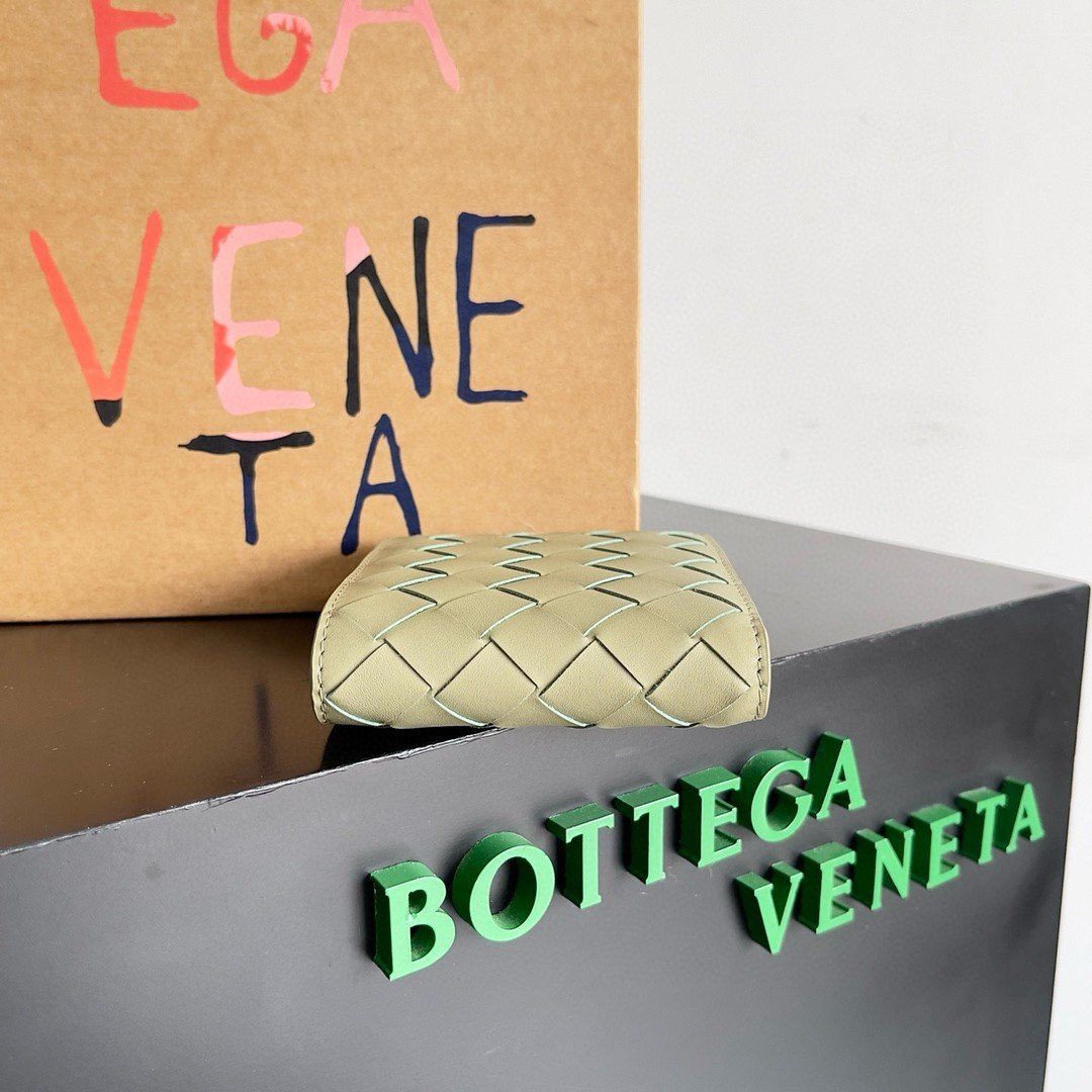 Bottega Veneta Bi-fold Wallet in Travertine Intrecciato Calfskin